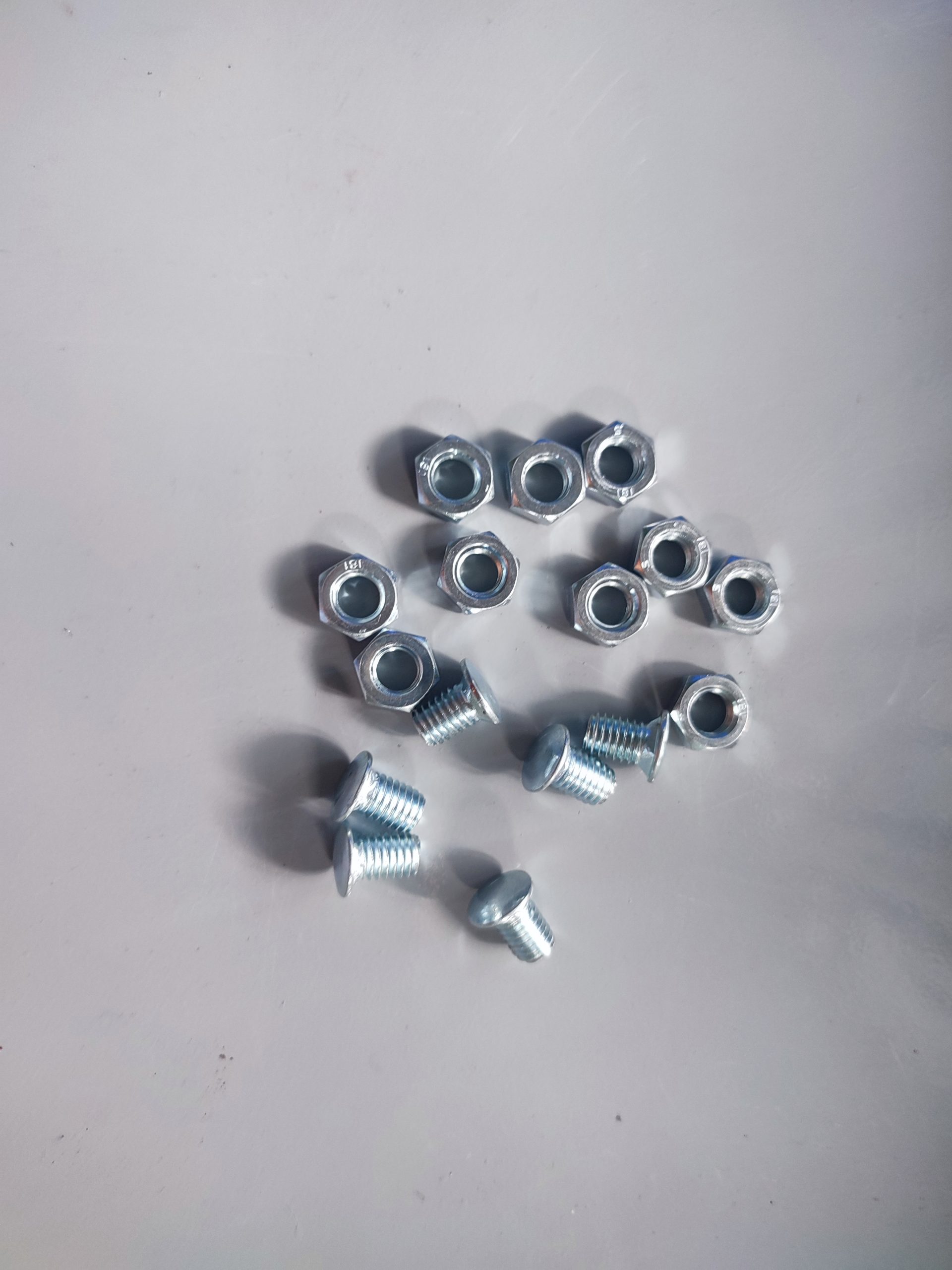 Ốc Bắt Kệ Sắt V Lỗ