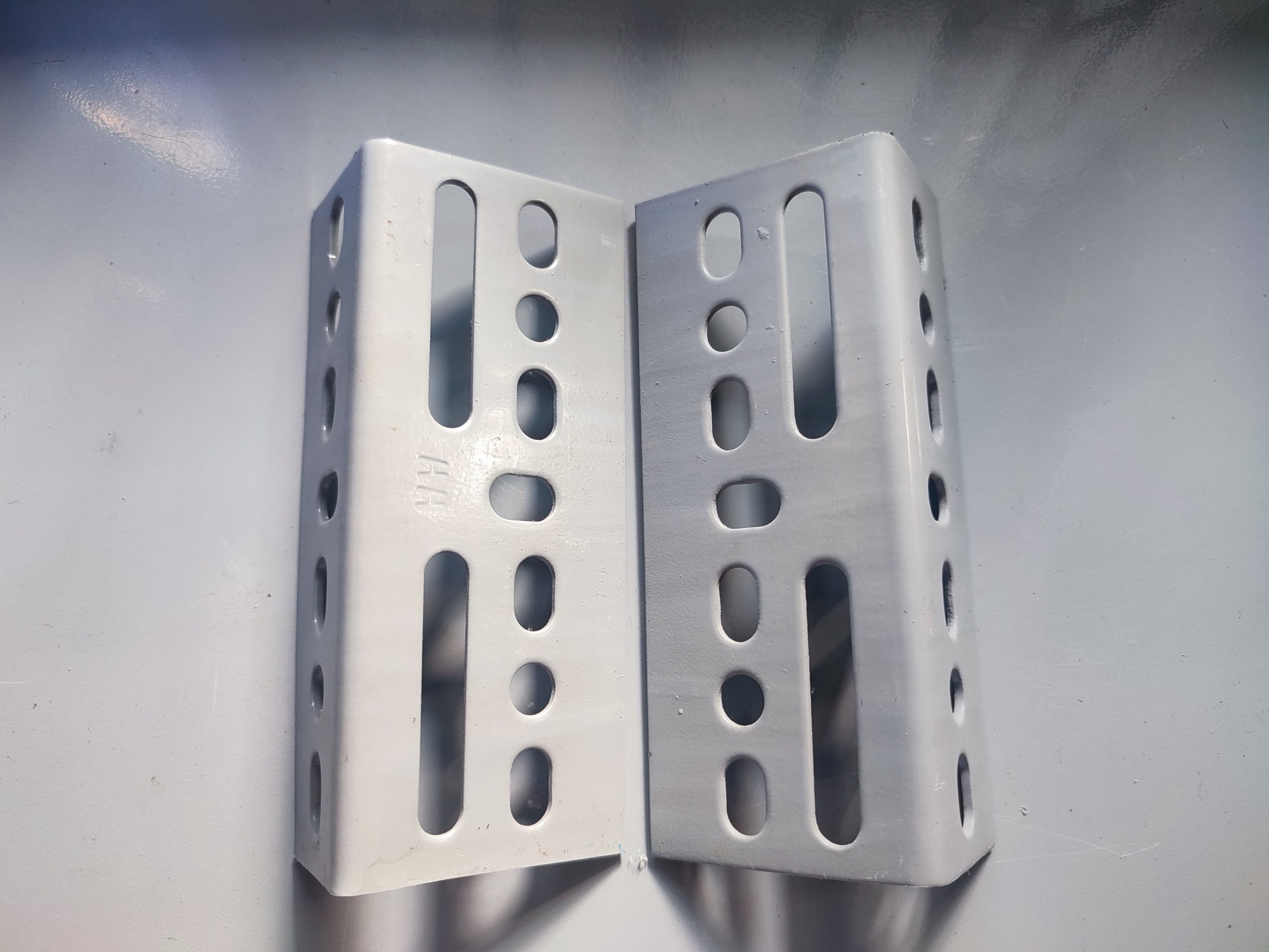 Sắt v lỗ 4x6